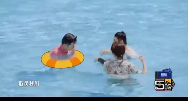 鹿晗 这谁的裤子啊##哈哈哈哈哈