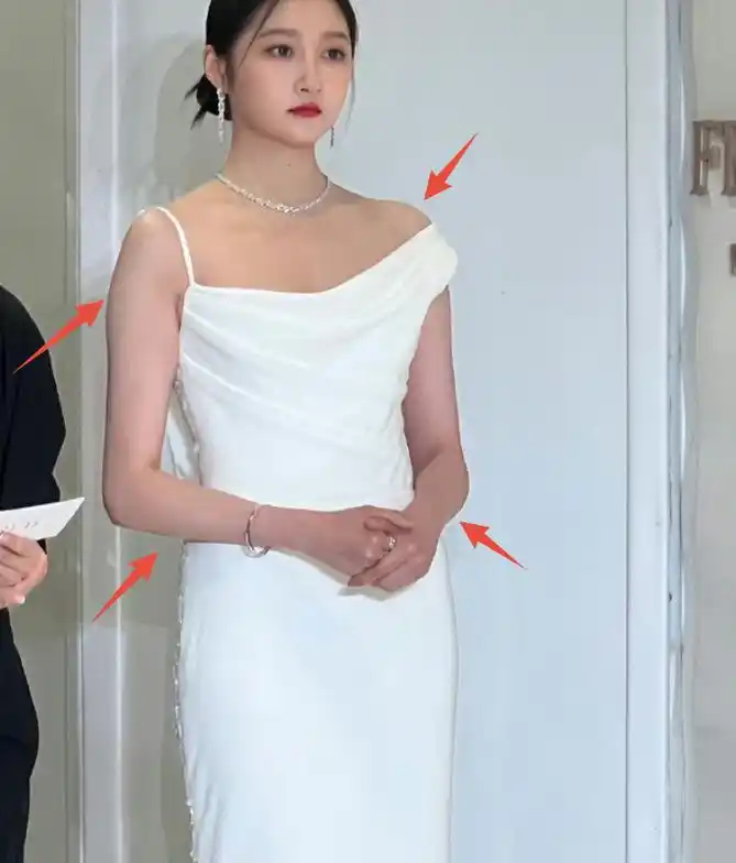 怀孕了?关晓彤活动生图曝光,身型臃肿变胖很多,小腹隆起很明显