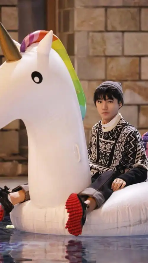 演员王俊凯参加综艺恰好是少年幽默活泼来看帅照吧