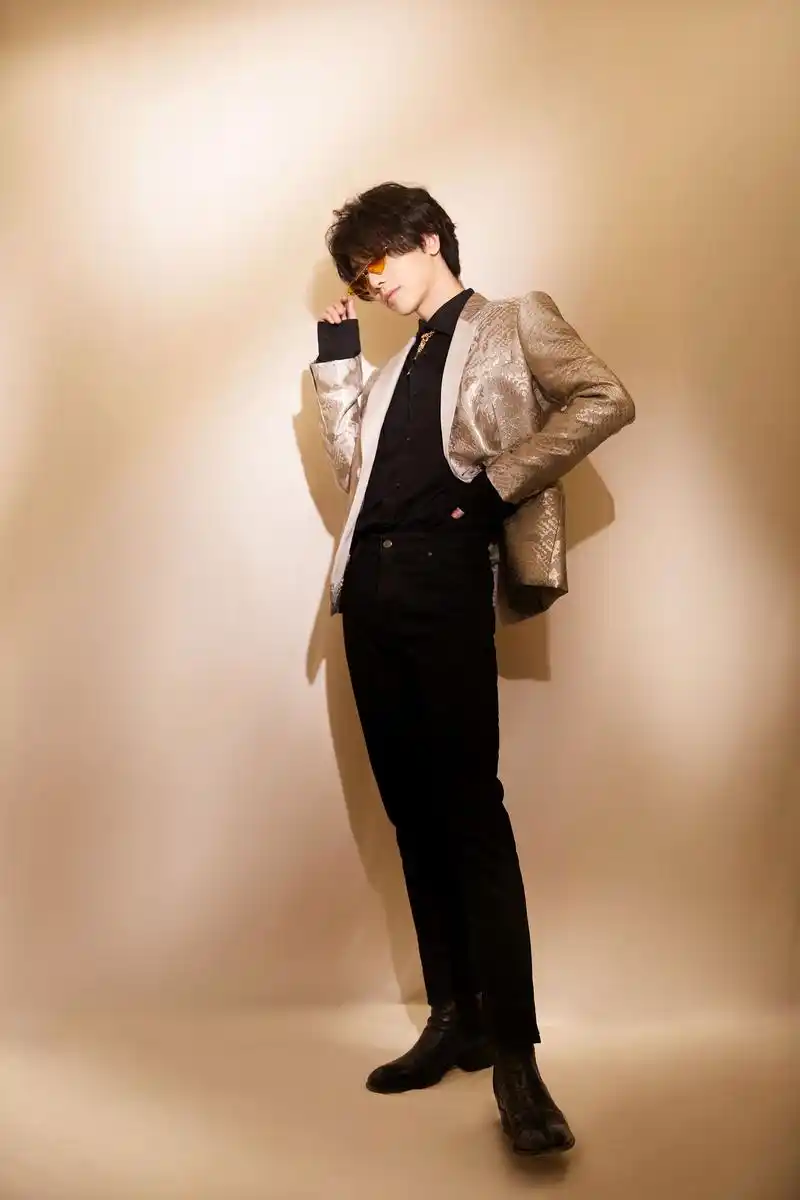 工作室更新华晨宇大片一组花代表华晨宇惊艳来袭