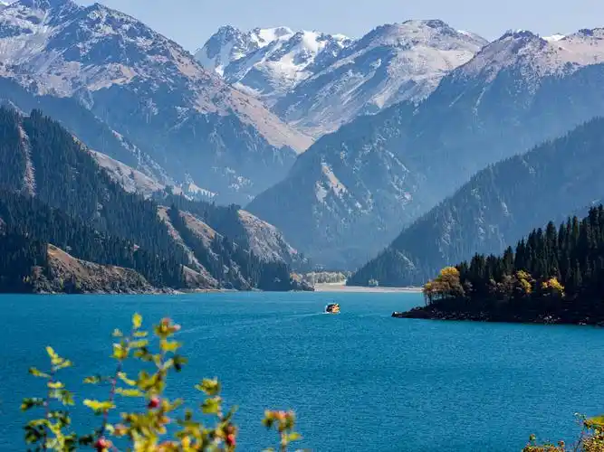 新疆天山天池它成为景点是有理由的不需要怎么修饰它确实美是真正的