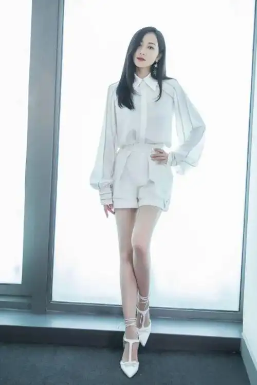 韩雪这腿真不是p的吗穿白色短裤套装一点多余赘肉都没有