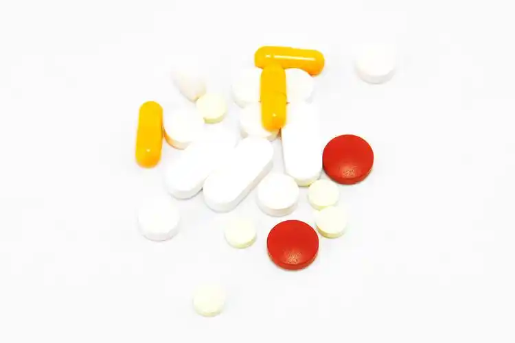 灰底药品散落药片黄色胶囊红色药片白色药片医疗用品