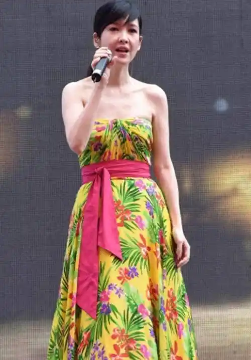 55岁的周慧敏瘦得惊人!抹胸裙根本就跟不上,眼袋浮肿暴露年龄