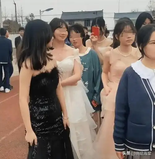 高三成人礼女生穿棉服被嘲,网友:为啥不行|校服|抹胸|长裙|小礼服