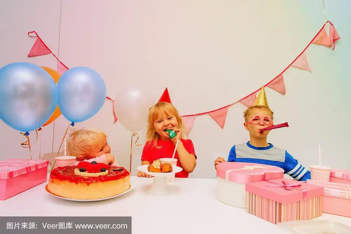 快乐的孩子们带着礼物和糖果在生日派对上玩耍