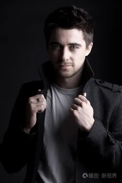 英俊的黑发男性