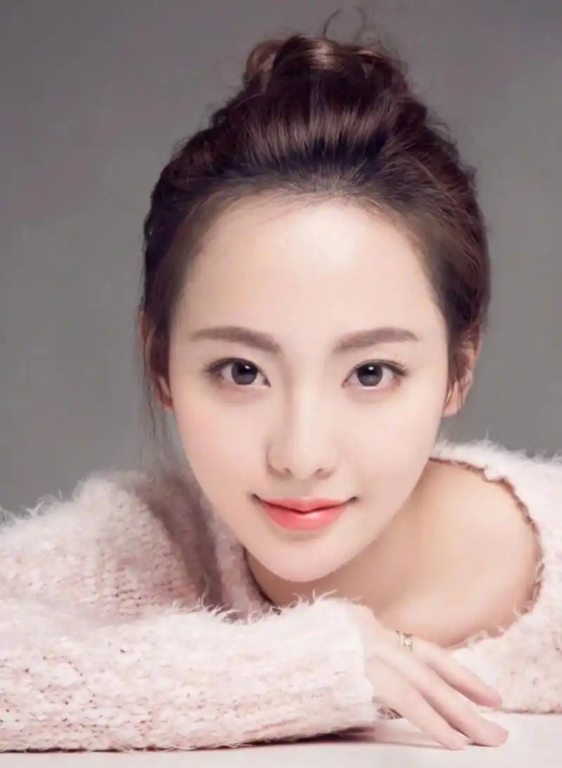 张嘉倪粉色毛衣温柔风美图