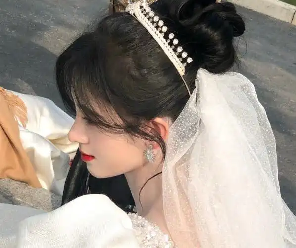 鞠婧祎晒侧脸照,强光照射下半个鼻子"透光",终于暴露真实鼻型