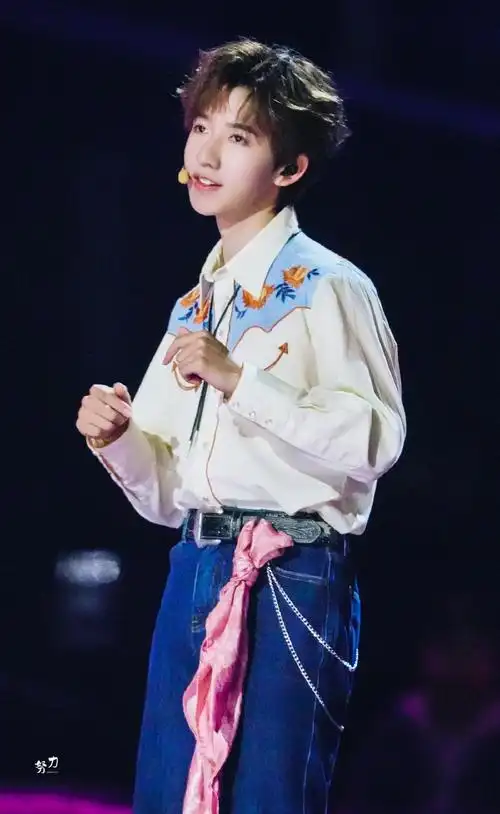 镜头有几秒都兢兢业业的@时代少年团-贺峻霖的精彩舞台啦999999