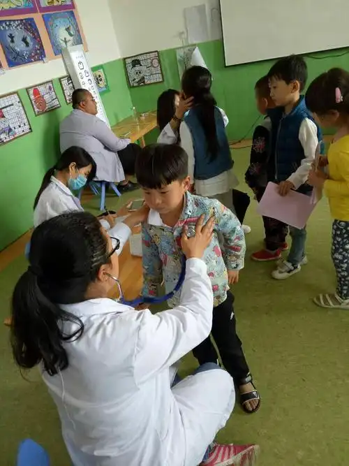 这次全园组织的健康体检,卫生院儿科的医生们根据各项检查结果