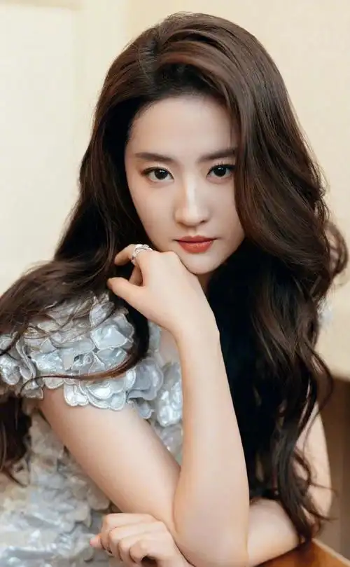 刘亦菲下个本子拿到了辛爽的鹅厂现代悬疑剧资源,辛爽拍过《隐秘的