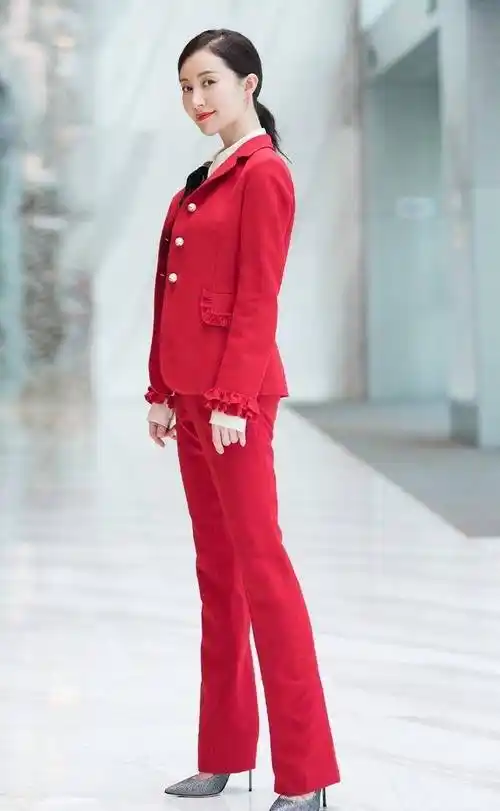 攻气十足!舒畅一身红色西装亮相干练时髦网友:美的不像话