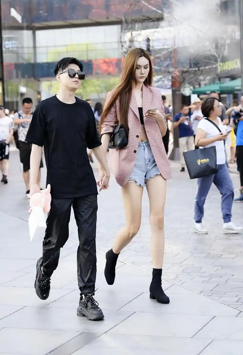 在时尚街区,看到这样一对对牵手逛街的小情侣,画面充满了幸福感