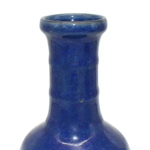 此瓶盘口,长颈,颈部还加有弦纹,丰肩,扁圆腹,圈足.