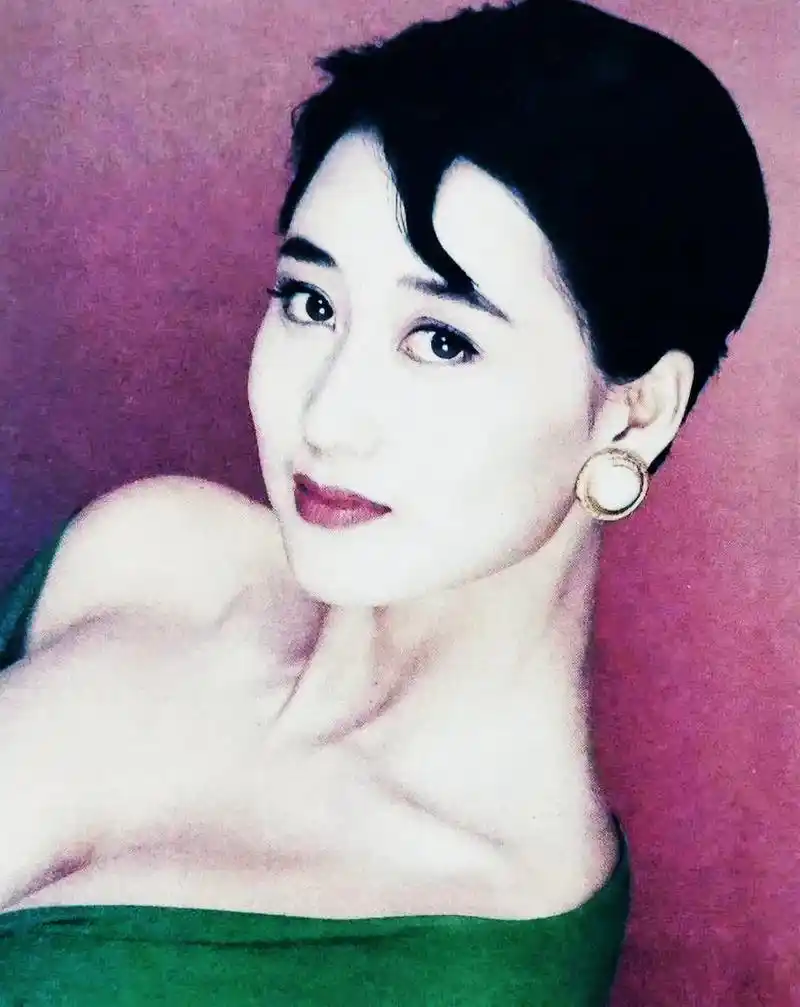 利智年轻时的美貌和气质非常美妙.