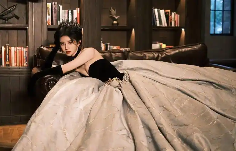 鞠婧祎生日大片释出,穿纱裙带皇冠华丽十足,真人间富贵花_设计_造型_