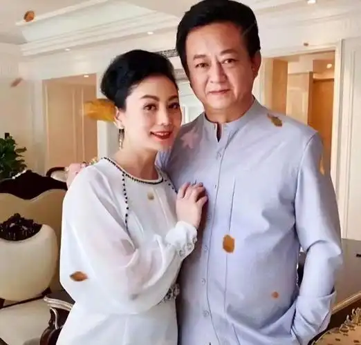 骗了我们30年原来她才是朱军娇妻气质不输董卿老熟人了