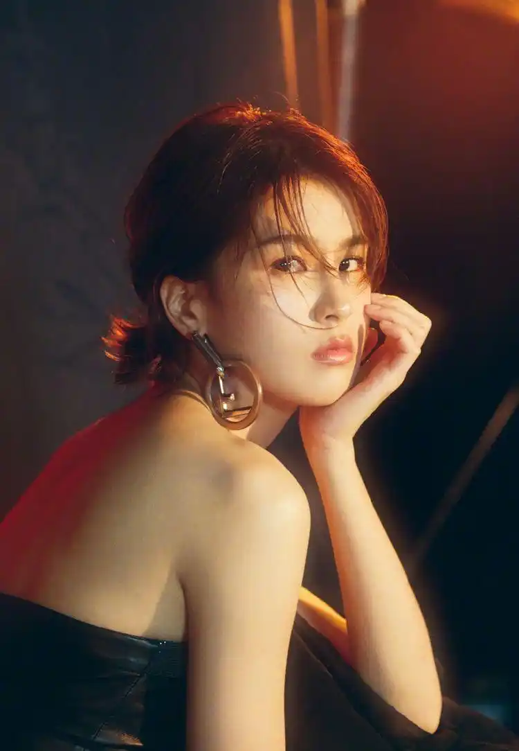 原创34岁曾沛慈雷婷重现3套油头造型霸气十足发卡耳环真个性