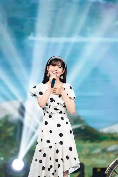 赖美云昨晚央视百年歌声单人舞台