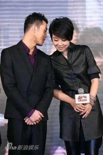 闫妮和沙溢2004到2016的合影 从"姐弟恋"到.