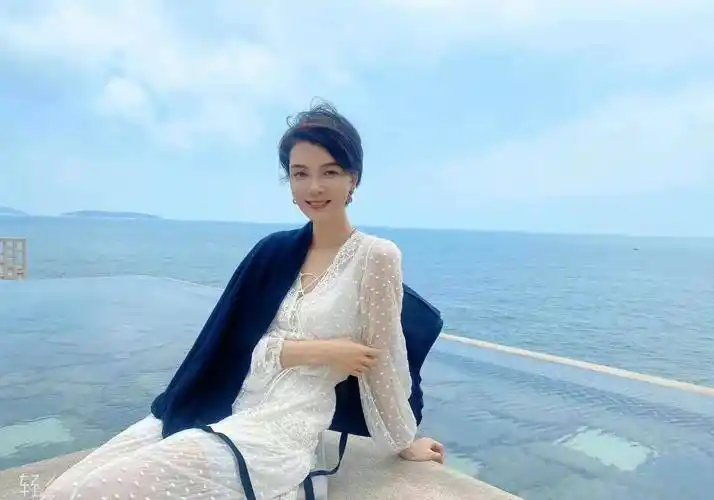 车晓40岁依旧靓丽,这样的身材保持的真好,电眼迷人,知性惑人