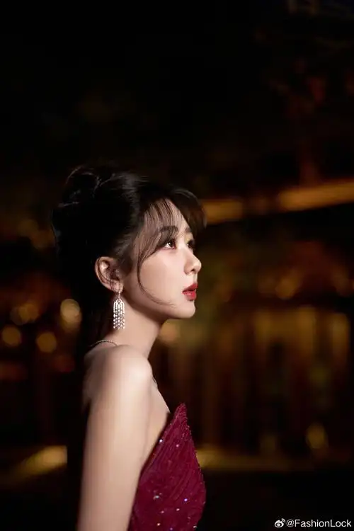 杨紫丨夜色玫瑰大片78港式复古风味,释放时尚魅力,尽显大花气质!