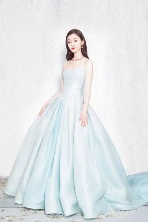 一套婚纱一套公主裙宋轶两套抹胸裙装变身精致优雅公主