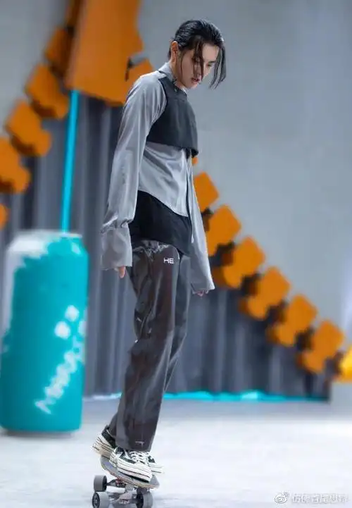 吴亦凡被骂后失控式变瘦穿液体衫的身材粉丝要心疼了