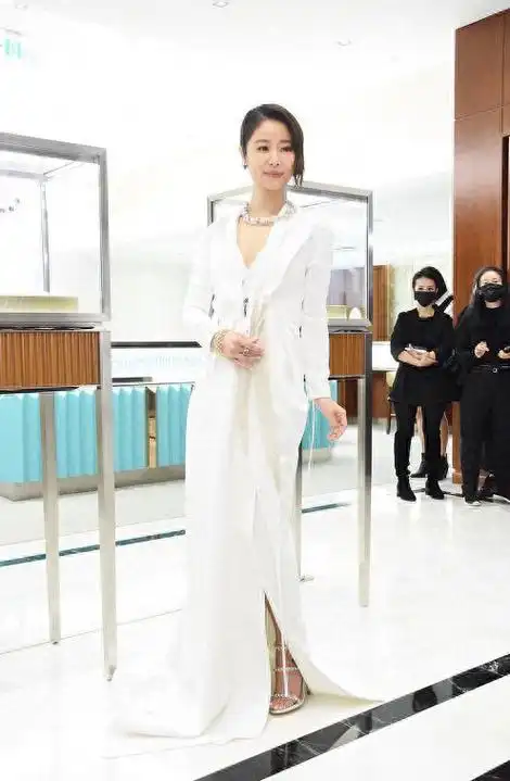 林心如真是辣妈中的"标杆",一袭低领连衣裙开高叉,身材更窈窕