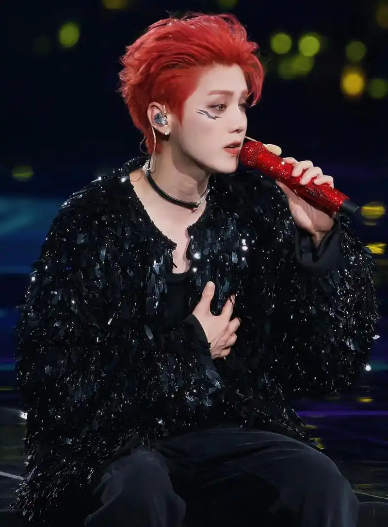 鹿晗|真服了……红发77狼奔!帅得让人挪不开眼睛!