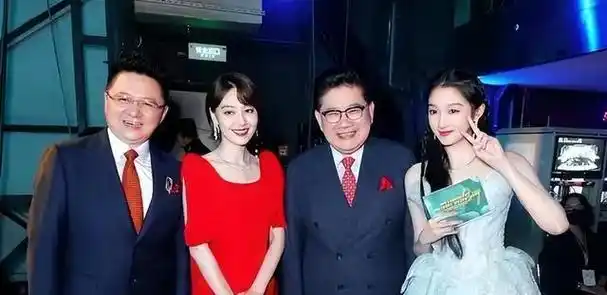 除了阅读书籍之外,曹可凡在节目中对王冠的悉心指导,也让她受益匪浅