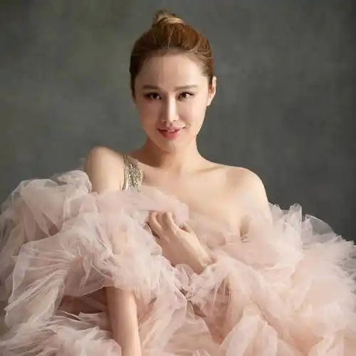 她是旅意华人女高音歌唱家王冰冰连通中国与世界歌剧艺术交流的桥梁她