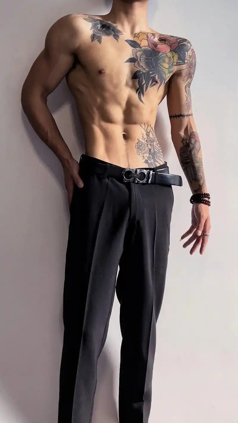 「经典永不过时」.#男生穿搭 #腹肌 觉得老歌好听的话那你故 - 抖音