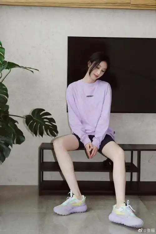 张俪穿健身裤在家晒自拍穿增高鞋秀美腿网友这鞋有几公分