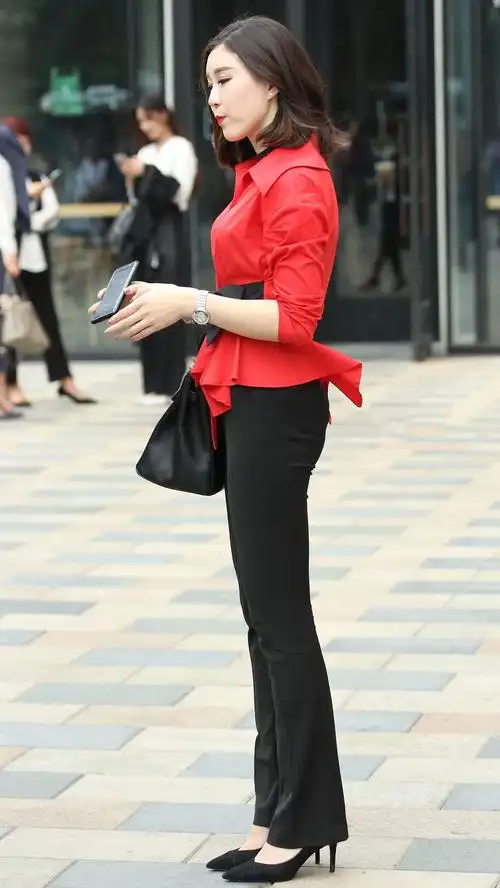 街拍美女:小姐姐的侧颜真的好好看耶清纯又性感你们说是不是呀