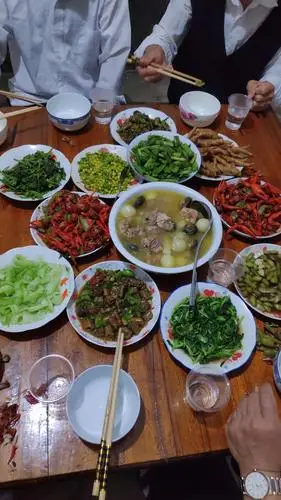 丰盛的晚餐,来了好多客人