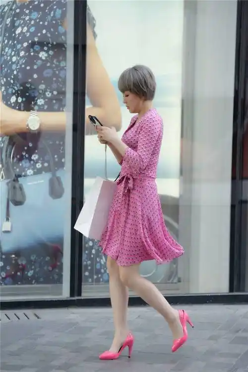 粉红色的尖头高跟鞋,搭配粉色印花连衣裙,夏季的减龄穿搭