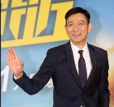 最终,世界金马奖最佳男主角是梁朝伟获得的,为了活跃气氛,蔡康永踩了