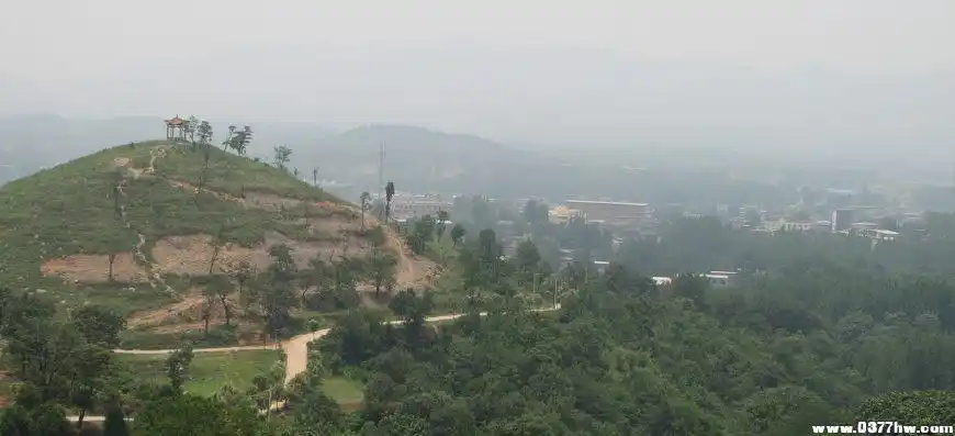 5千米,面积3.7平方千米.主峰海拔438米,峰陡峦翠,素有"鹿鸣耸翠"之誉