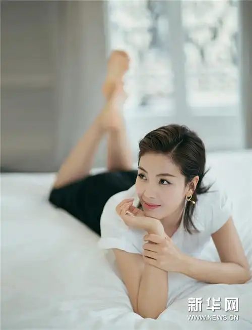 刘涛亮相巴黎时装周 黑白配造型摩登复古