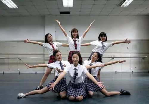 该学院的舞蹈班则是摆出各种造型,在校园各个角落留下纪念,将毕业照与