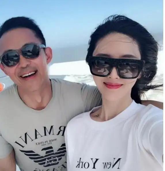 他五十岁三婚娶小二十岁娇妻,同框毫不违和,夫妻俩都逆生长