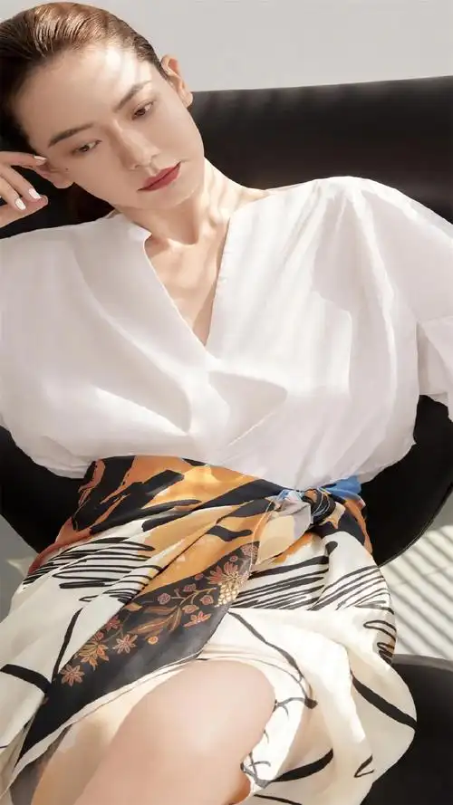 戚薇又美又飒时尚潮高清手机壁纸