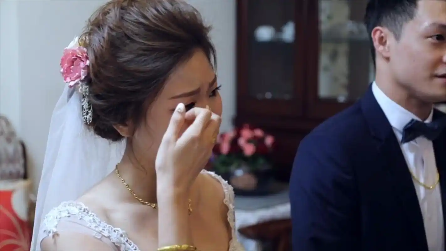 新娘哭著拜别「爸爸什麼也没说」 事后含蓄爸泛泪「偷偷录音祝福」