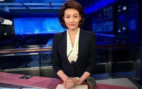 新闻联播主持人李梓萌,摘掉头套美到认不出,与镜头前差别太大|央视