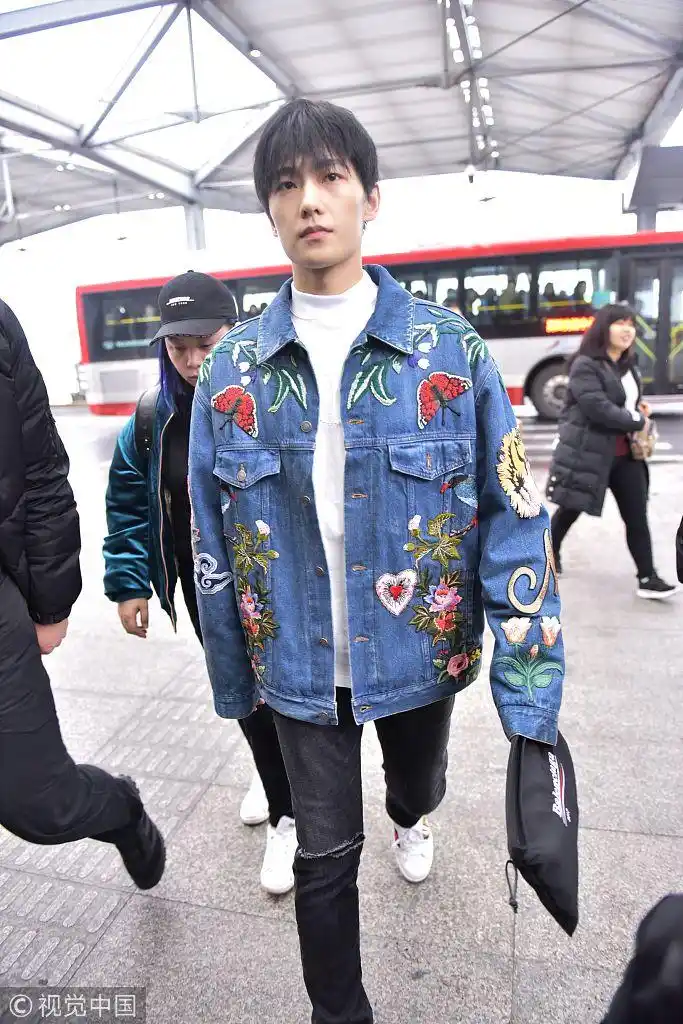 盐系少年!杨洋穿刺绣牛仔外套阳光帅气 获保镖开道走路带风
