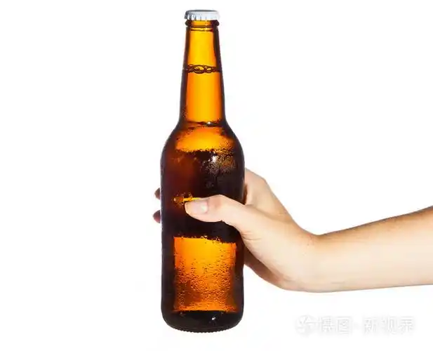 女人手里拿着一瓶啤酒