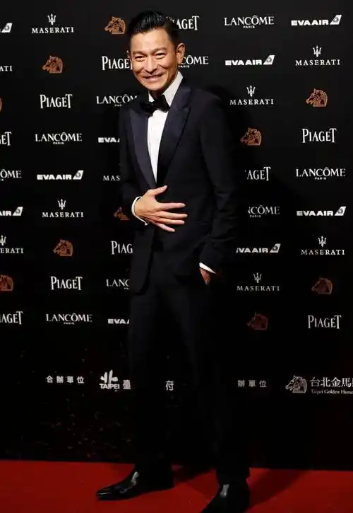 刘德华一身西装穿梭在街头!60岁状态好到惊人_华仔_照片_天王