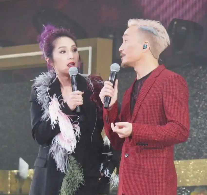 当年,郑中基疯狂追求杨千嬅,杨千嬅冷冷地对他说:"我对男友的标准可是